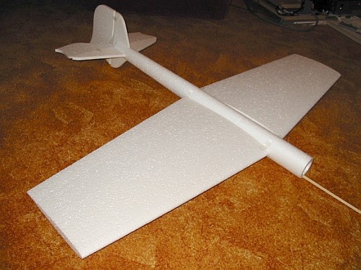 Sestavování výřezů zkušebního prototypu modelu letadla